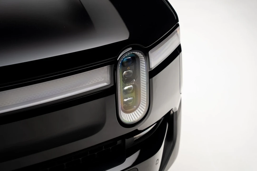 2023 Rivian R1S - Image 10 of 21