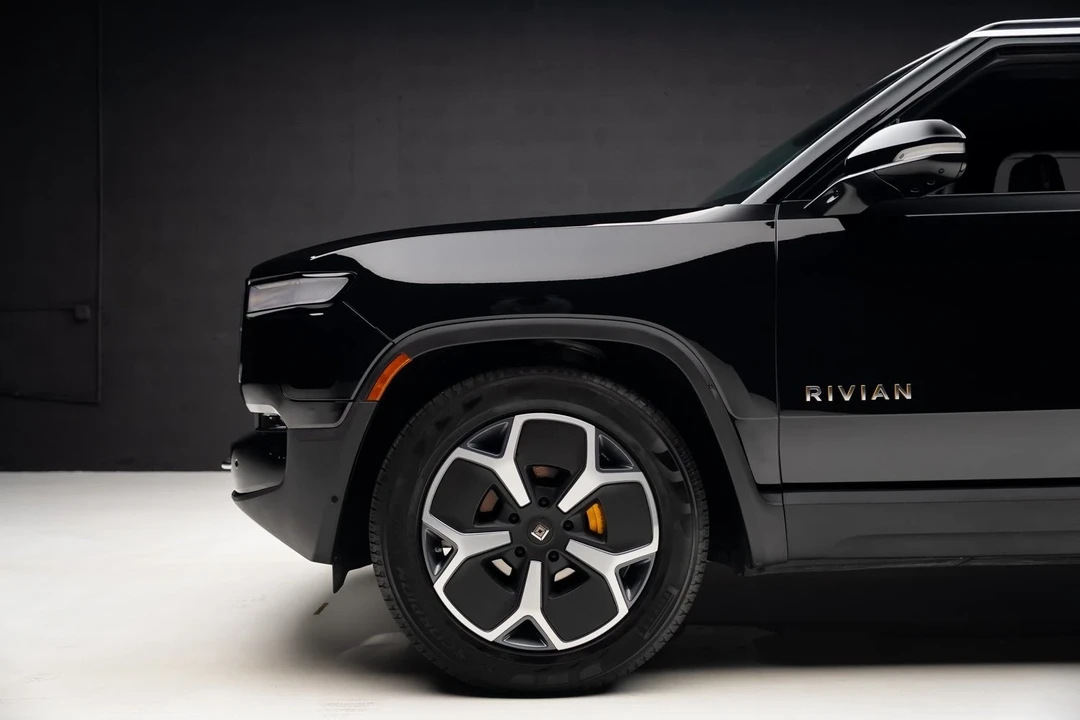 2023 Rivian R1S - Image 17 of 21