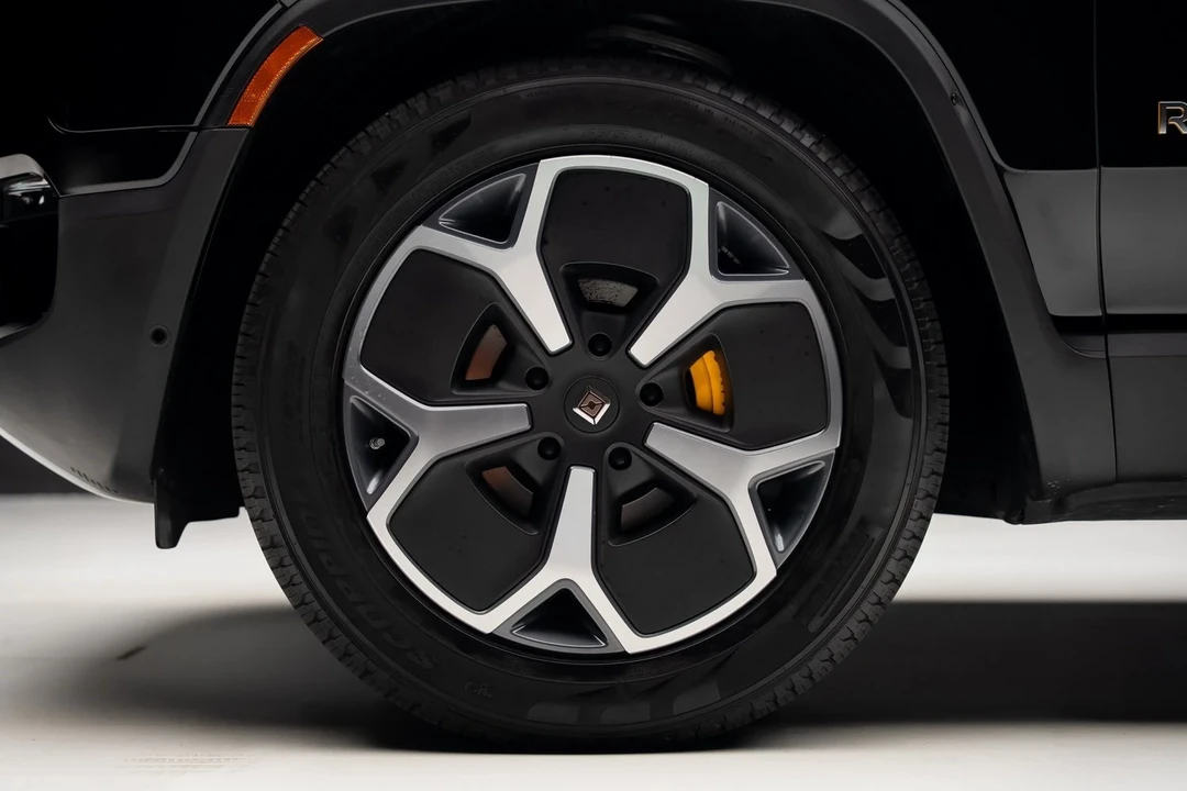 2023 Rivian R1S - Image 18 of 21