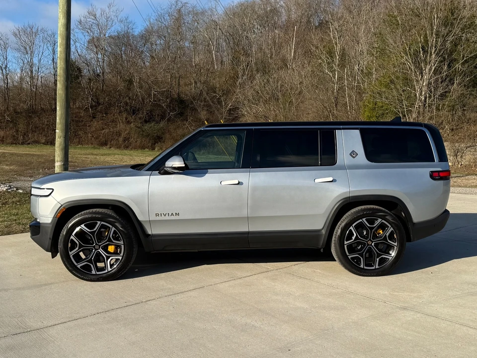 2023 Rivian R1S - Image 8 of 21