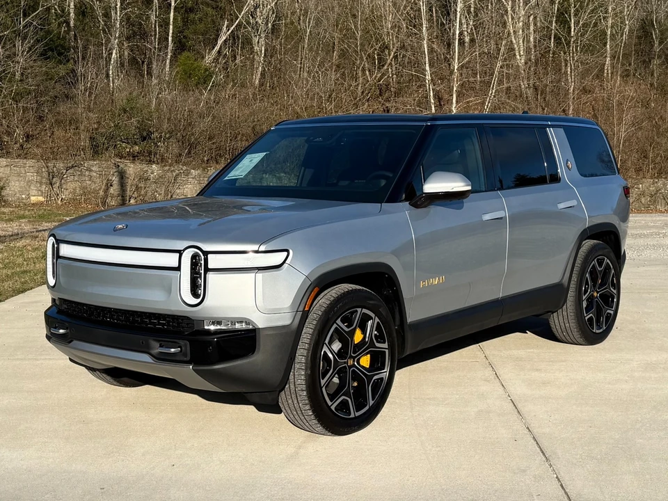 2023 Rivian R1S - Image 2 of 21