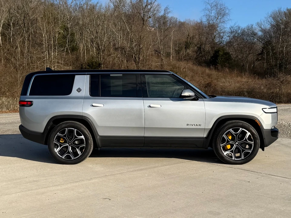 2023 Rivian R1S - Image 7 of 21