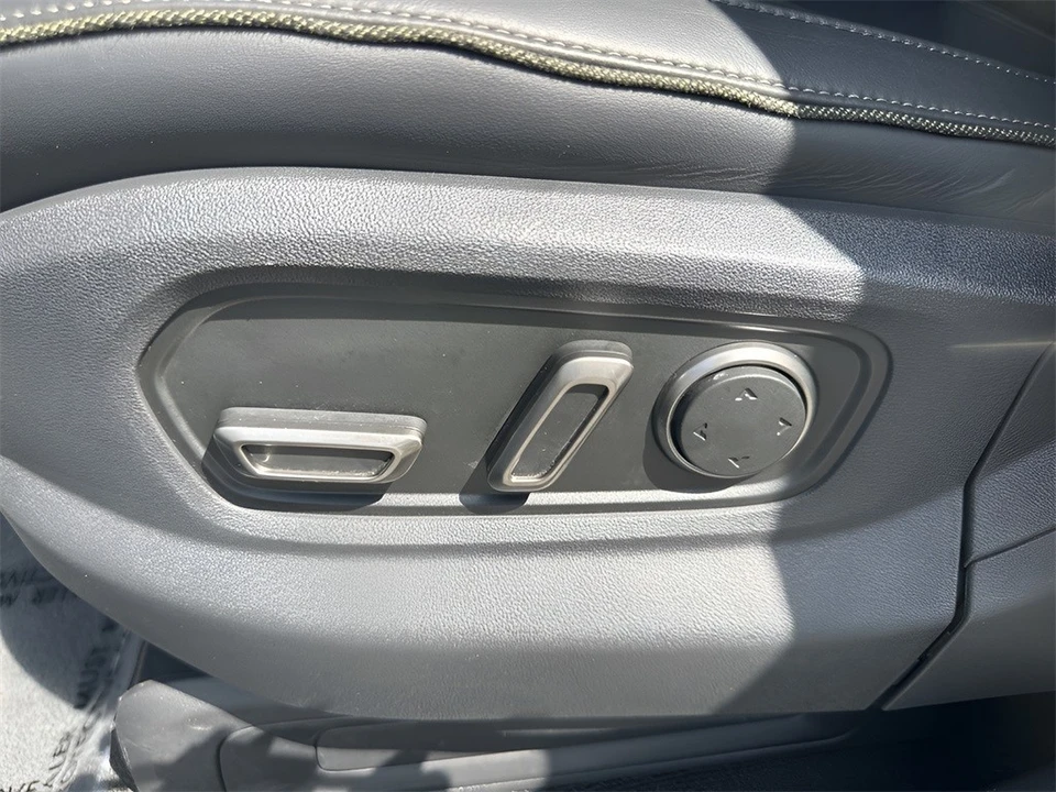 2023 Rivian R1S - Image 10 of 12