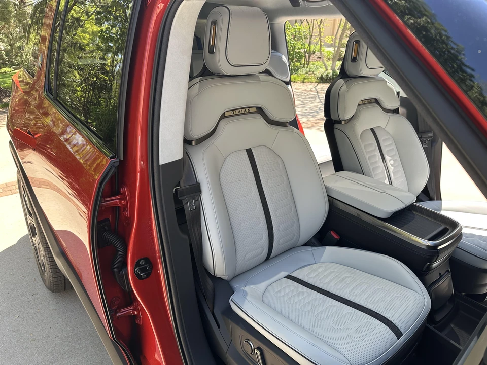 2023 Rivian R1S - Image 30 of 31
