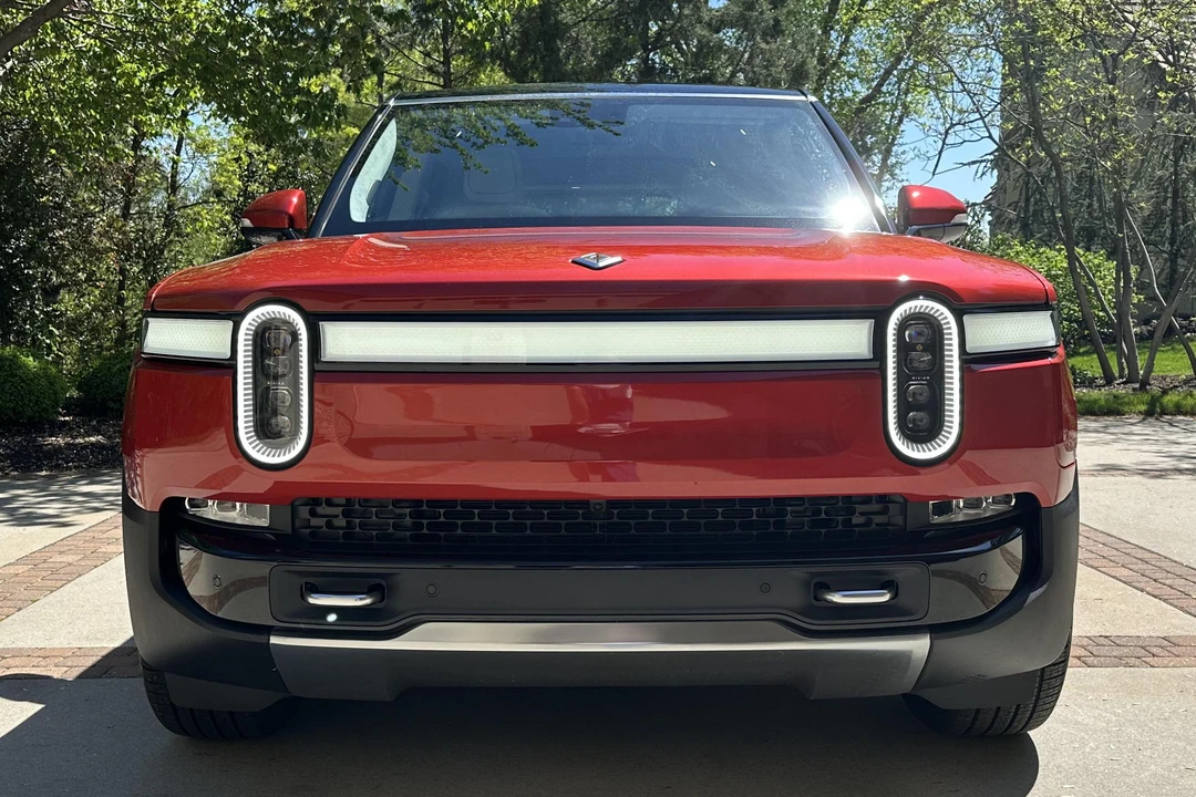 2023 Rivian R1S - Image 2 of 31