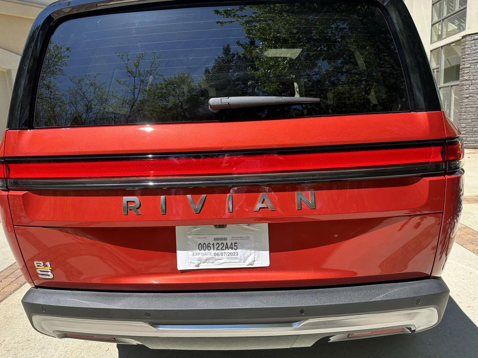 2023 Rivian R1S - Image 18 of 31