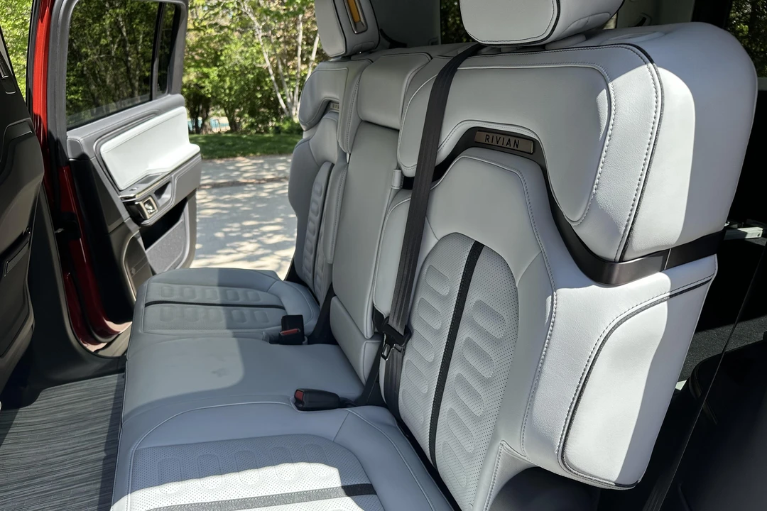 2023 Rivian R1S - Image 26 of 31