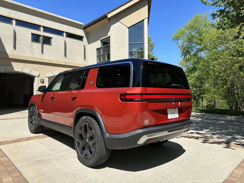 2023 Rivian R1S - Image 7 of 31