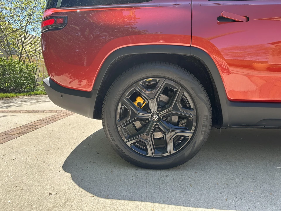 2023 Rivian R1S - Image 22 of 31