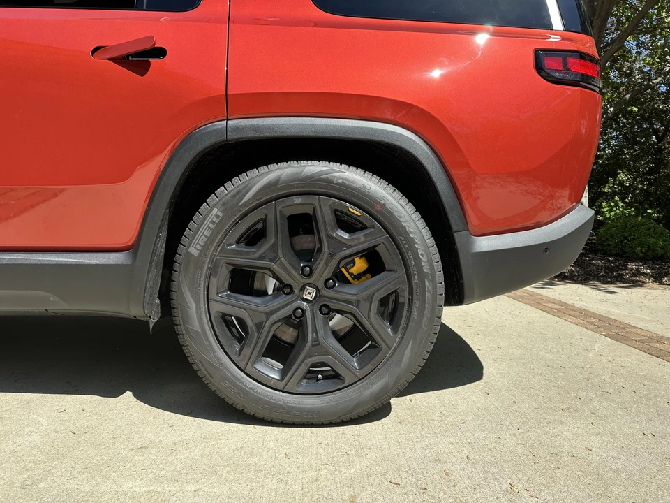 2023 Rivian R1S - Image 21 of 31