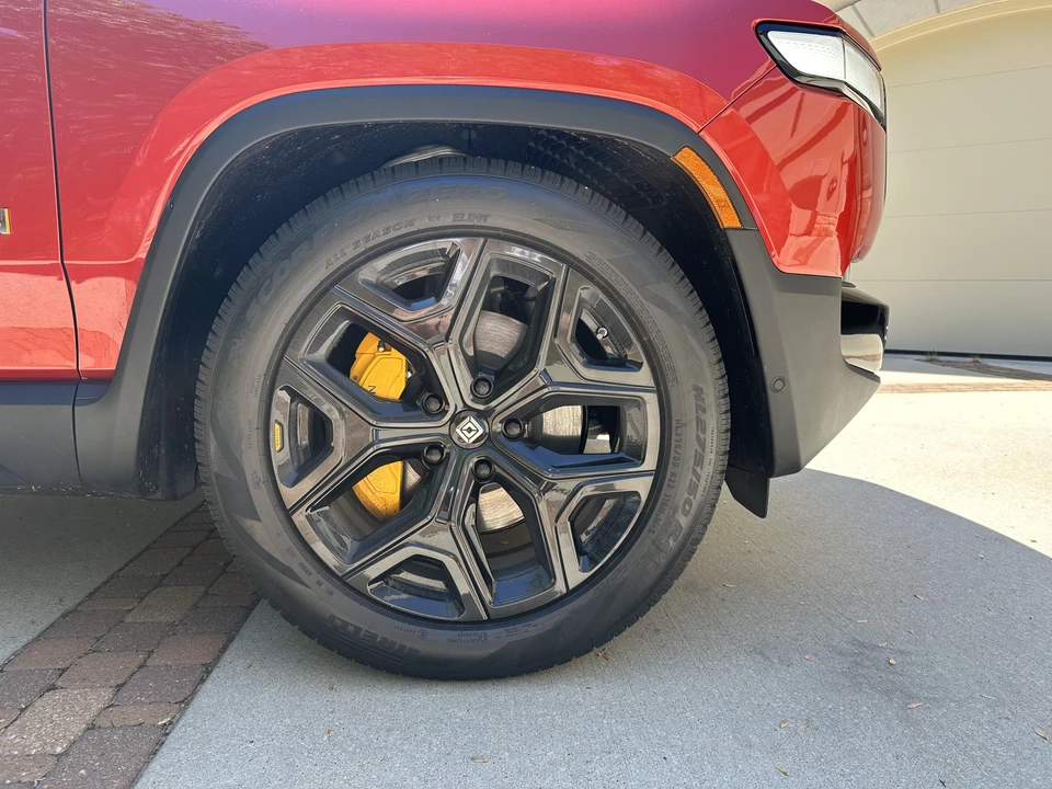 2023 Rivian R1S - Image 23 of 31