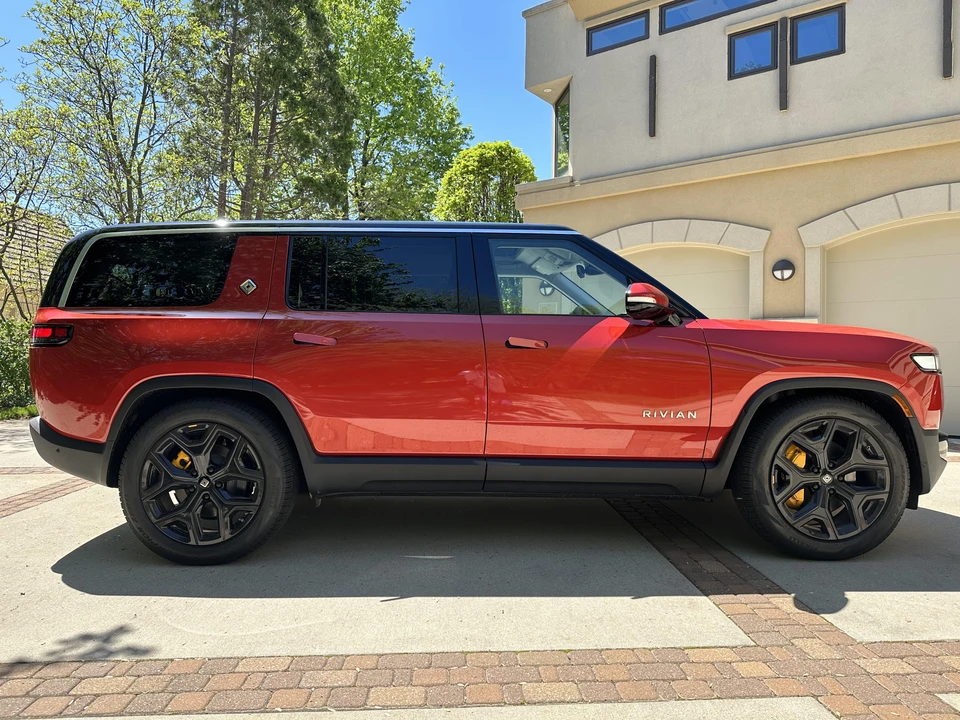 2023 Rivian R1S - Image 8 of 31