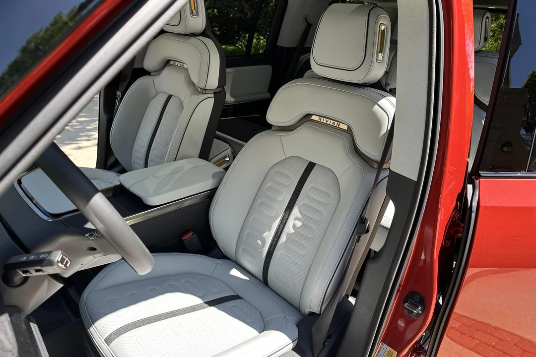 2023 Rivian R1S - Image 25 of 31
