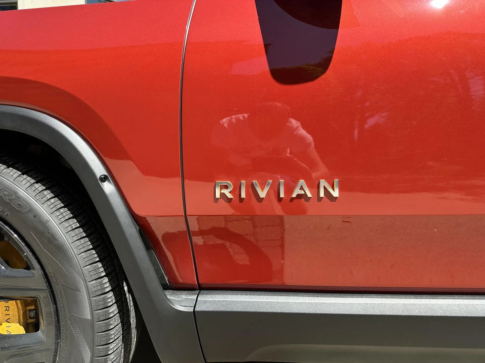 2023 Rivian R1S - Image 15 of 31