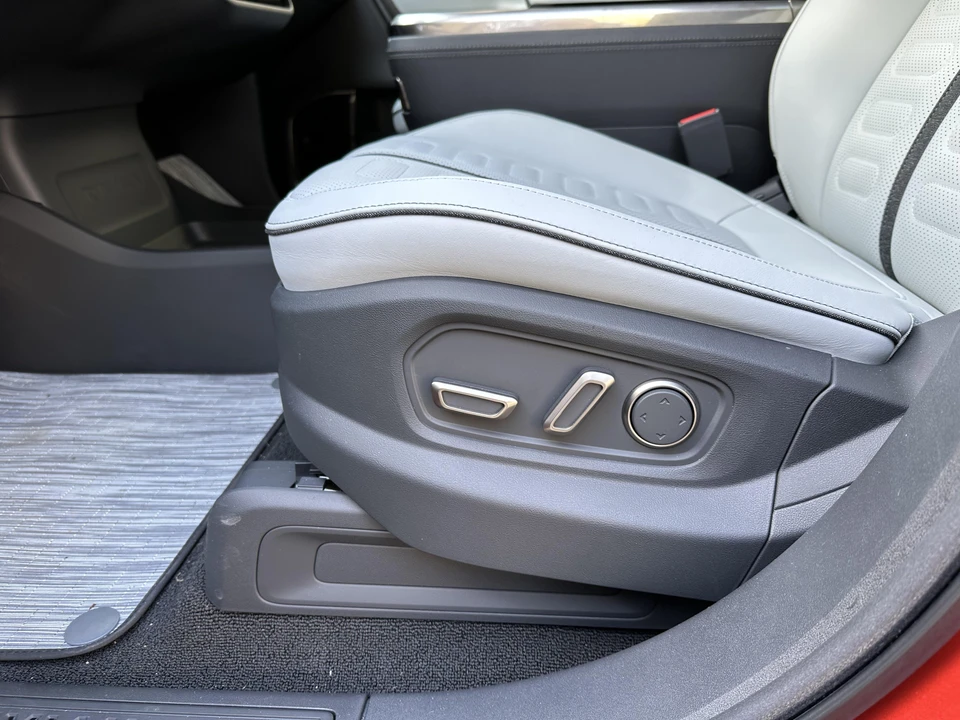 2023 Rivian R1S - Image 29 of 31
