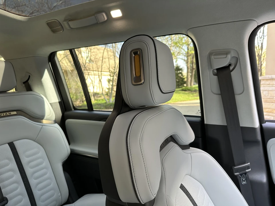 2023 Rivian R1S - Image 28 of 31