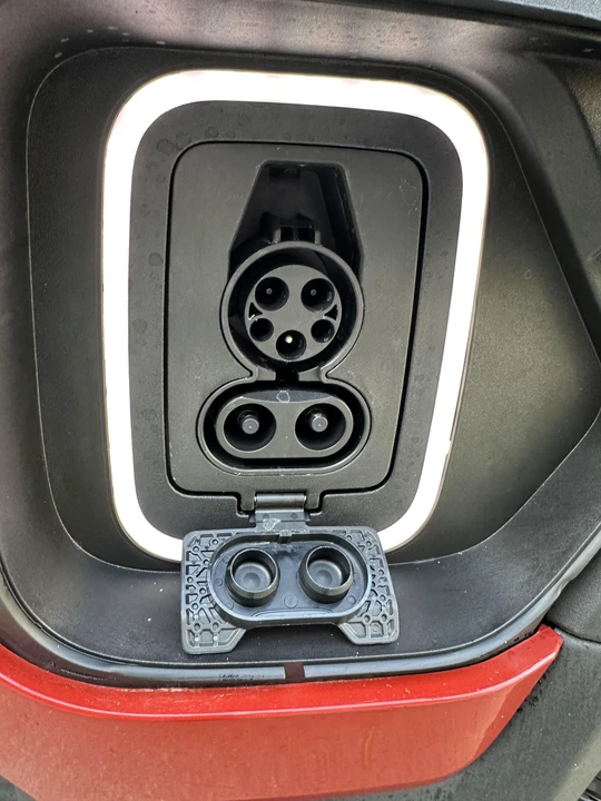 2023 Rivian R1S - Image 14 of 31
