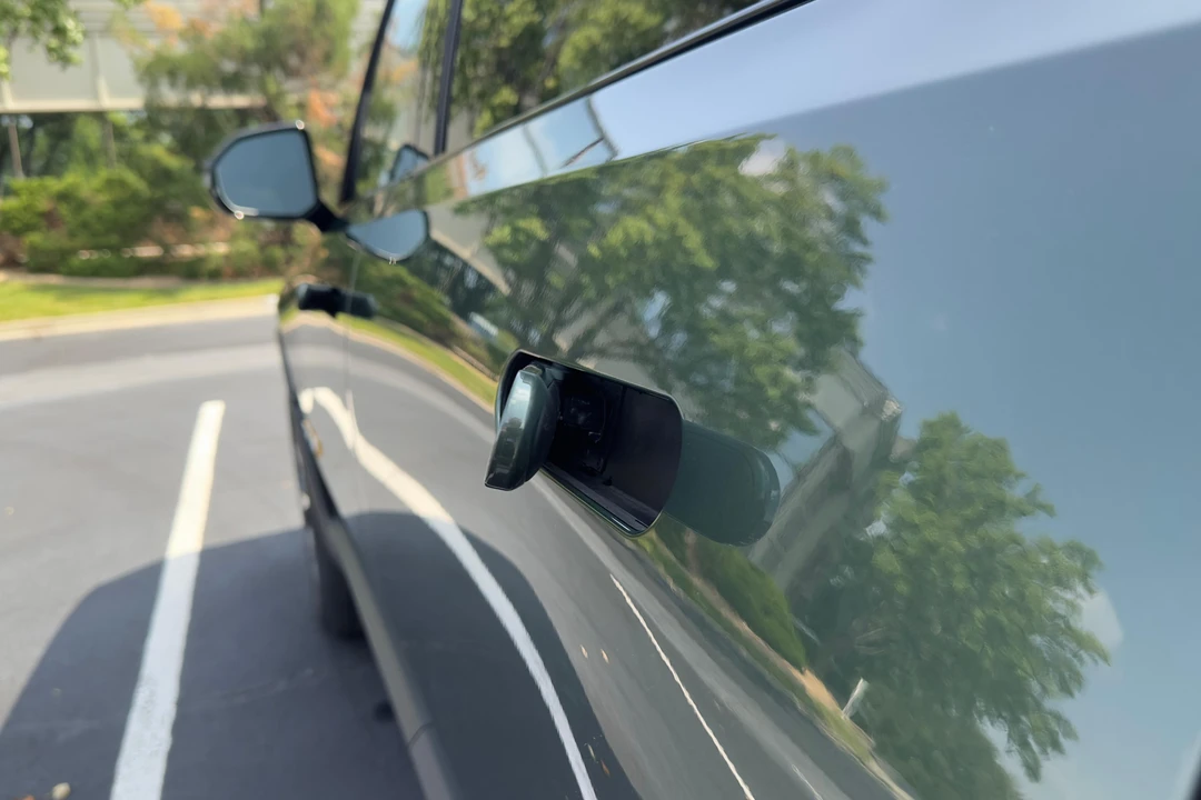 2023 Rivian R1S - Image 24 of 31