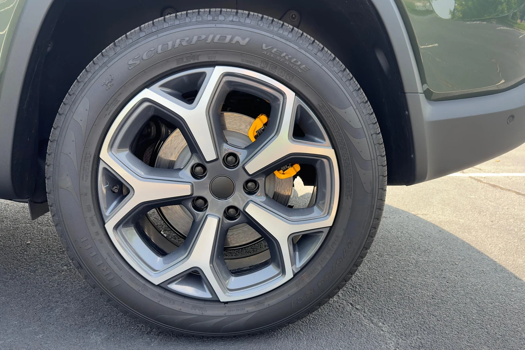 2023 Rivian R1S - Image 30 of 31