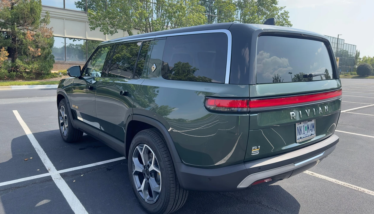 2023 Rivian R1S - Image 13 of 31