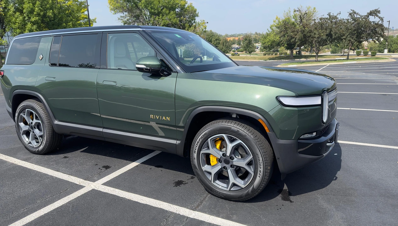 2023 Rivian R1S - Image 17 of 31