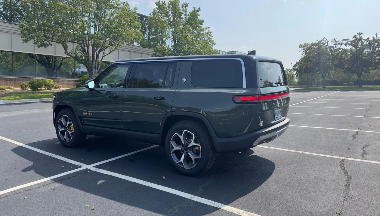 2023 Rivian R1S - Image 11 of 31