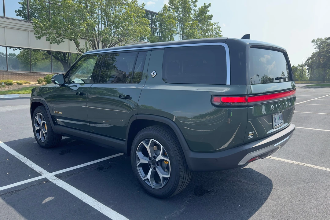 2023 Rivian R1S - Image 12 of 31