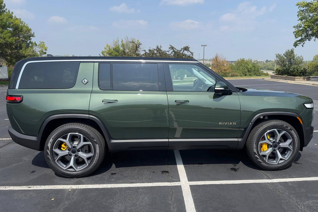 2023 Rivian R1S - Image 16 of 31