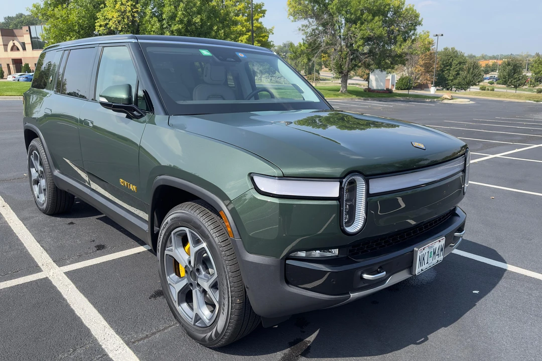 2023 Rivian R1S - Image 18 of 31