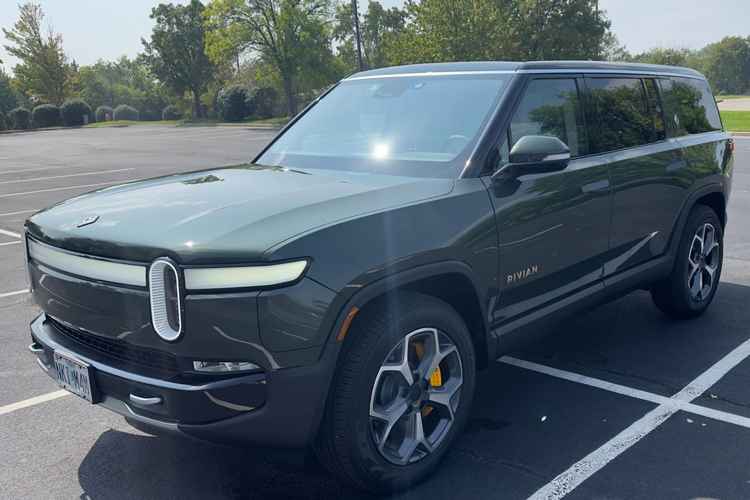 2023 Rivian R1S - Image 10 of 31