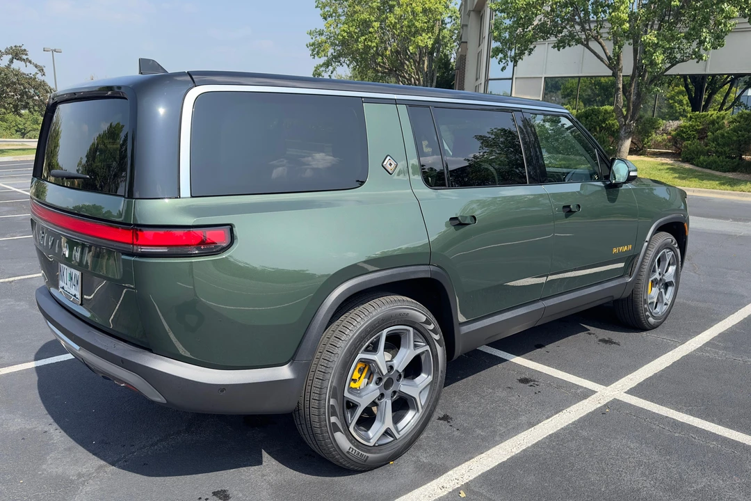 2023 Rivian R1S - Image 15 of 31