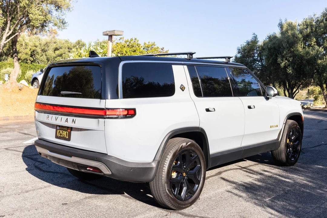 2023 Rivian R1S - Image 15 of 31