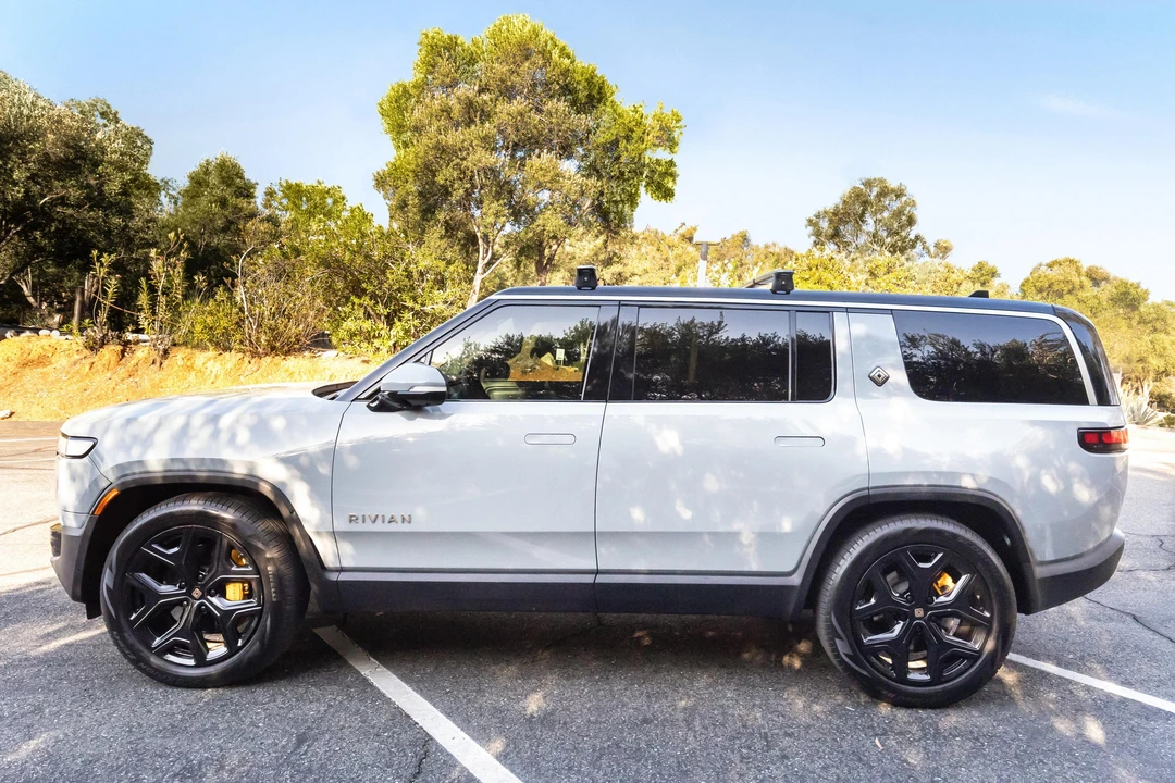 2023 Rivian R1S - Image 16 of 31