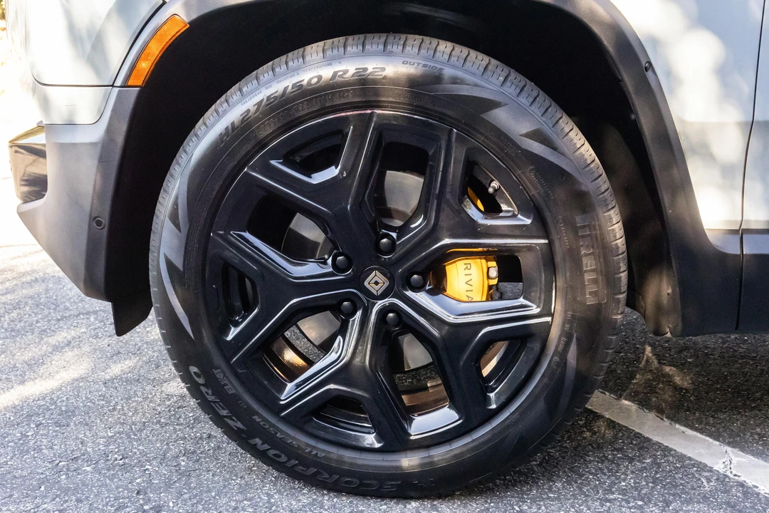 2023 Rivian R1S - Image 31 of 31