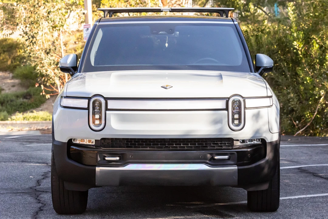 2023 Rivian R1S - Image 2 of 31