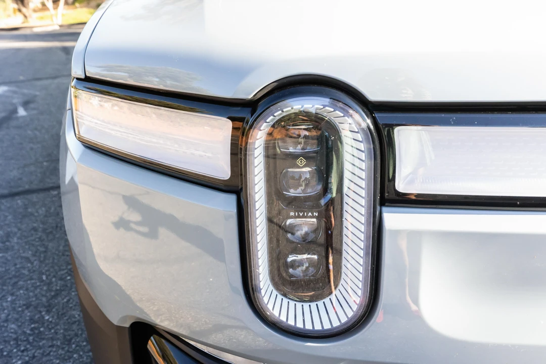 2023 Rivian R1S - Image 19 of 31