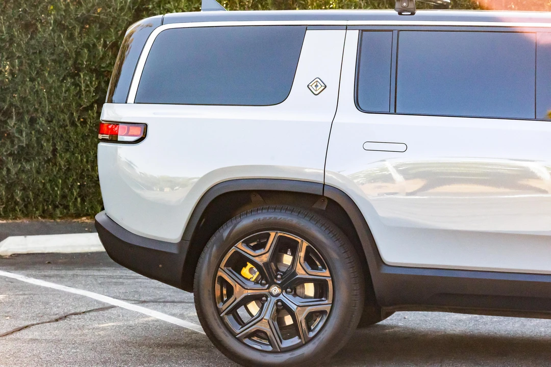 2023 Rivian R1S - Image 17 of 31