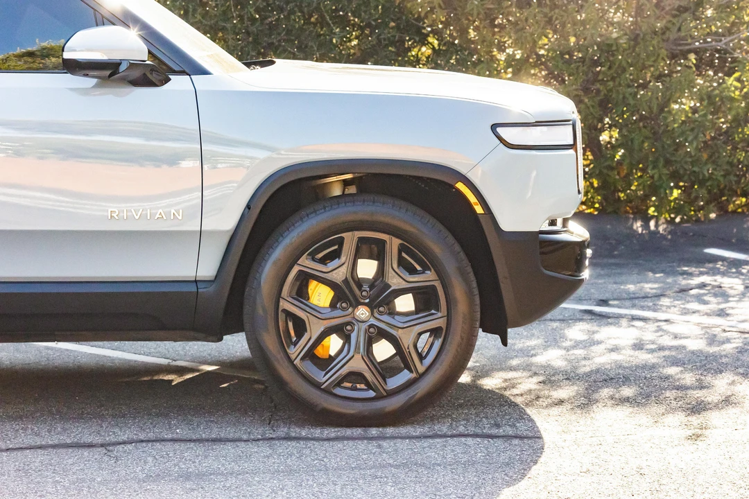 2023 Rivian R1S - Image 18 of 31