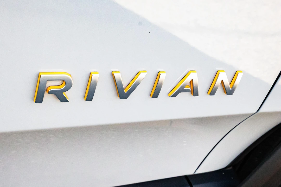 2023 Rivian R1S - Image 25 of 31