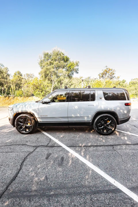 2023 Rivian R1S - Image 10 of 31
