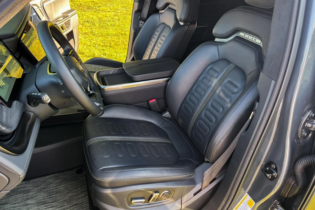 2023 Rivian R1S - Image 29 of 31