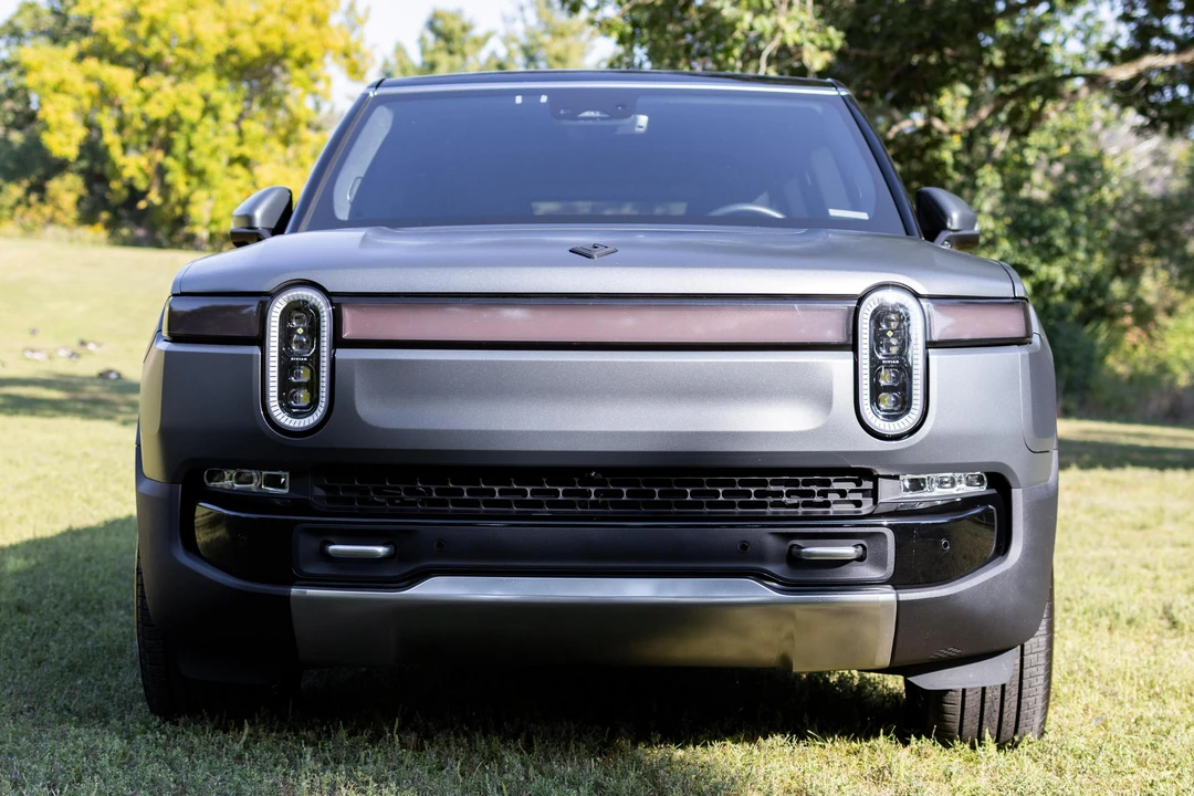 2023 Rivian R1S - Image 2 of 31