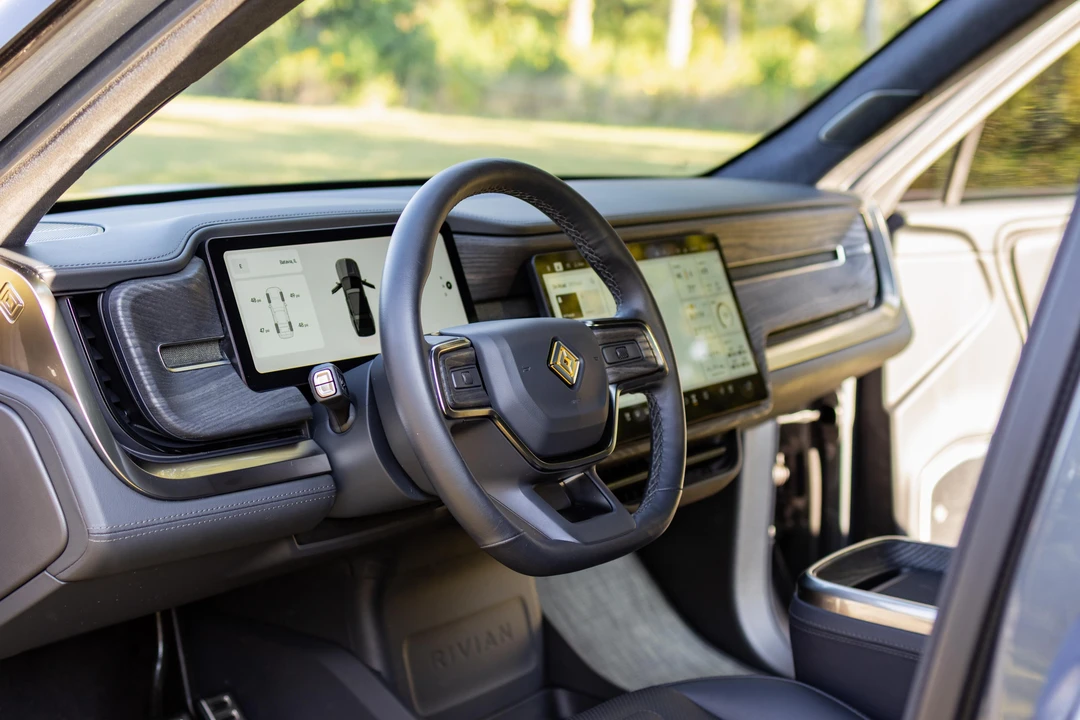 2023 Rivian R1S - Image 28 of 31