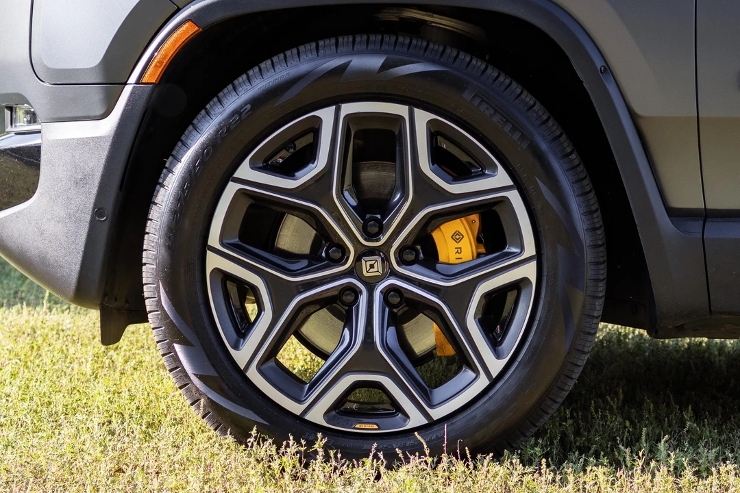 2023 Rivian R1S - Image 24 of 31