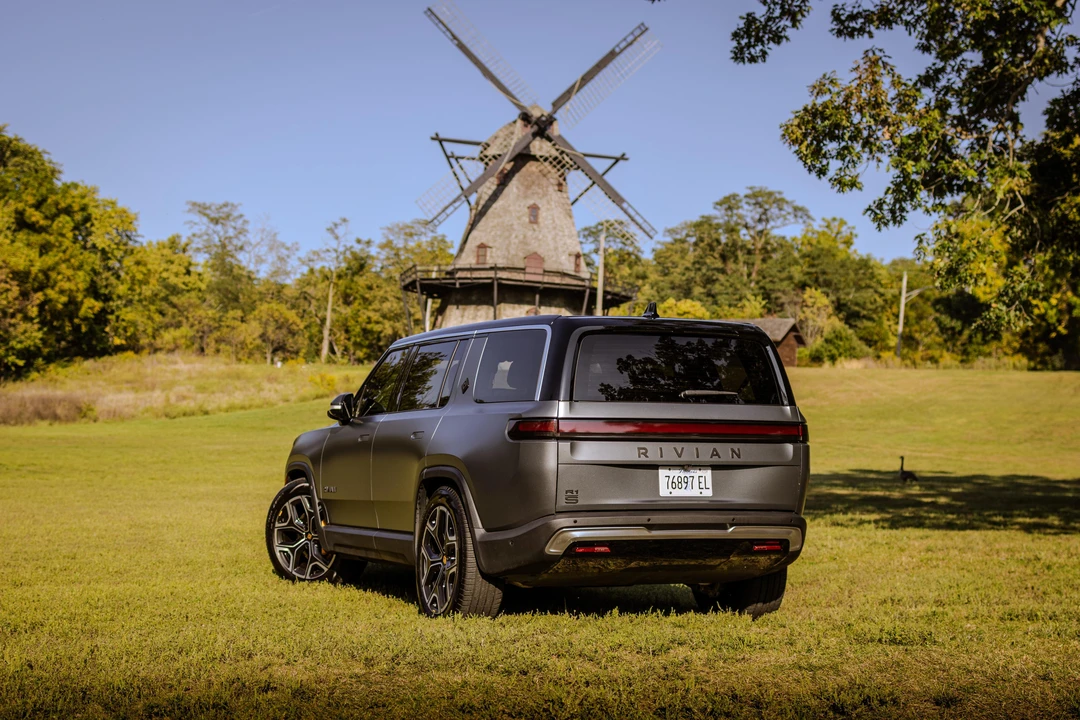 2023 Rivian R1S - Image 8 of 31