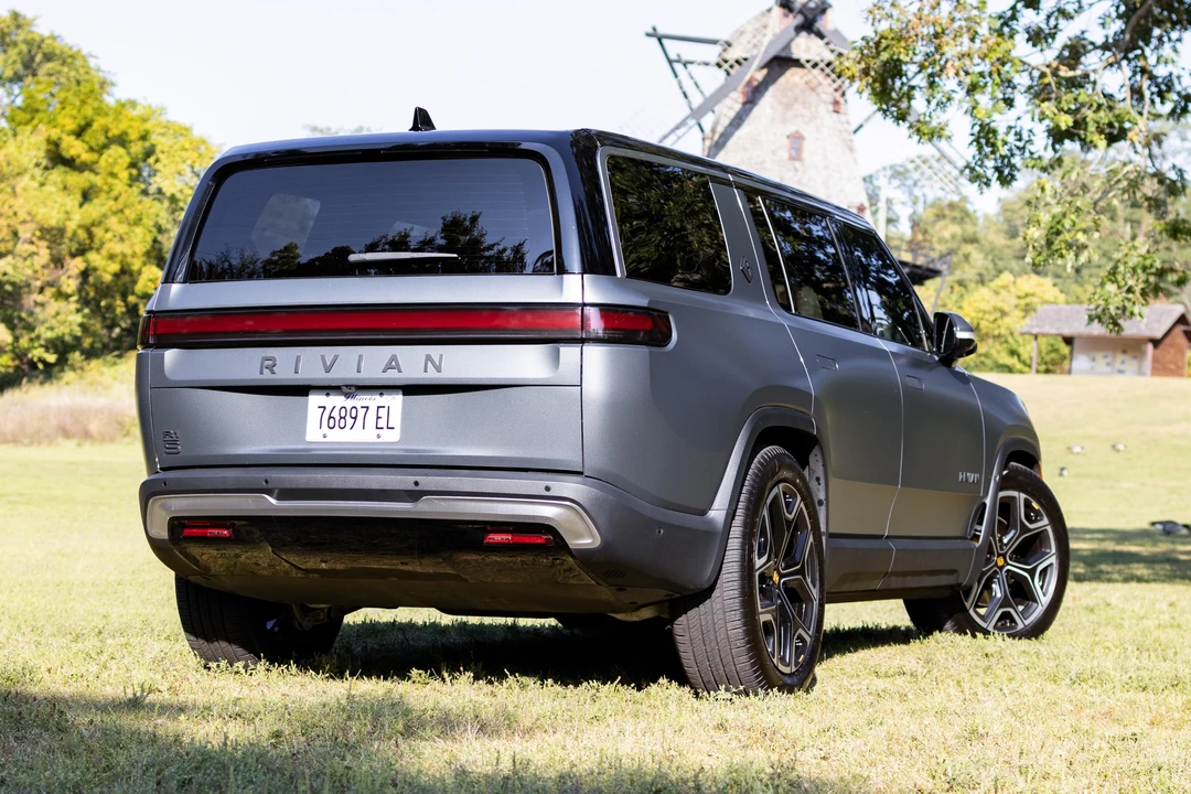 2023 Rivian R1S - Image 9 of 31