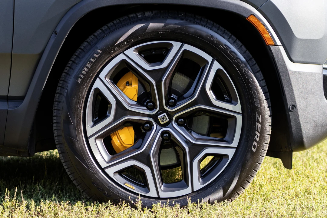 2023 Rivian R1S - Image 27 of 31