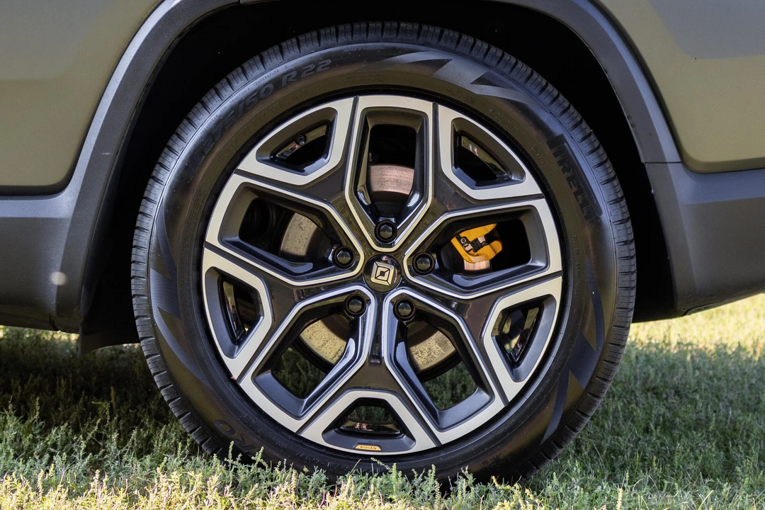 2023 Rivian R1S - Image 25 of 31