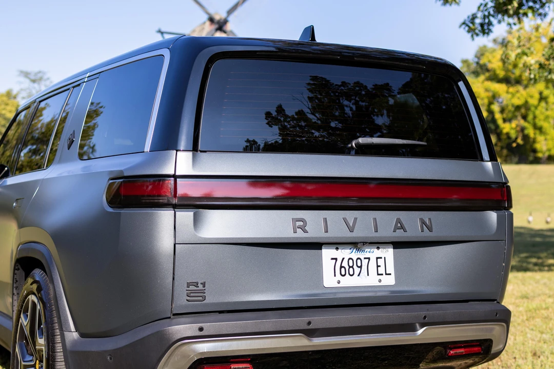 2023 Rivian R1S - Image 17 of 31