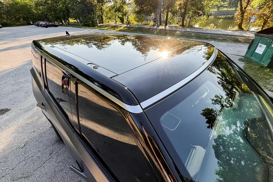 2023 Rivian R1S - Image 18 of 31